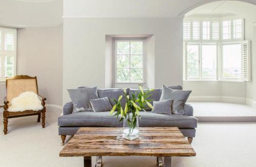 Old Town Apartment | Ramsay Gardens - Grand 4-Bedroom Apartment Next To Castle