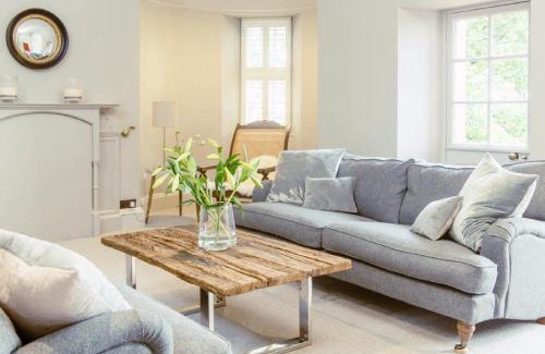 Old Town Apartment | Ramsay Gardens - Grand 4-Bedroom Apartment Next To Castle