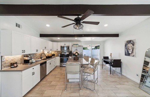 La Presa House | Ranch 3-Bedroom House w Gated Yard, Garage, Crib