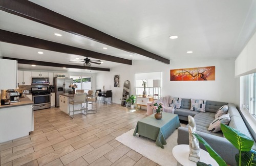 La Presa House | Ranch 3-Bedroom House w Gated Yard, Garage, Crib