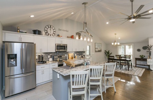 Madison House | RANCH BEAUTY- 5Bd/3Ba, King Beds, Mins to Broadway, Opry & Airport - Sleeps 12!
