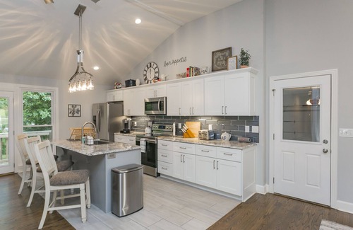 Madison House | RANCH BEAUTY- 5Bd/3Ba, King Beds, Mins to Broadway, Opry & Airport - Sleeps 12!