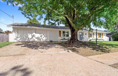 Gulfport House | Ranch Home Gem 5BR Home Sleeps 12 with Game Room