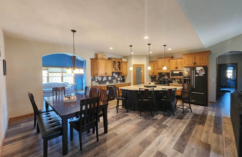 Black Wolf House | Ranch Home with 5 bedrooms and large yard! Less than 10 minutes to Hwy 41.