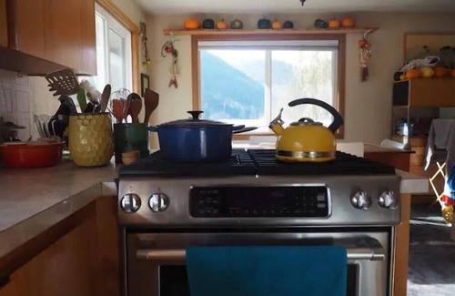 Kellogg House | Ranch House Retreat with Hot Tub on the CDA River