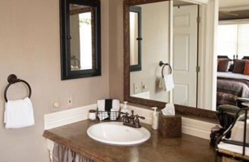 South Fork Bed & Breakfast | Rancher's Retreat GUESTROOM at Arbor House Inn Bed & Breakfast on the River.