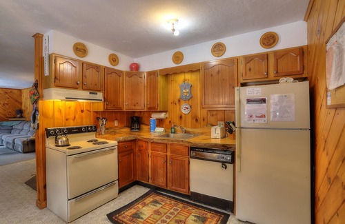 Rangeley House | 🐾Rangeley Manor 107 | Cute Pet Friendly Cabin with Shared Water Access on Rangeley Lake