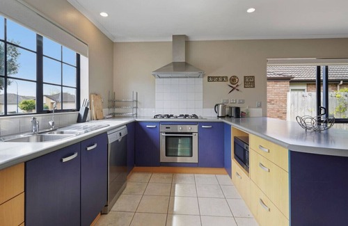 Henderson House | Ranges 3BR Family Home with Backyard and Air-Con