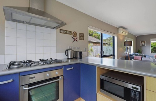 Henderson House | Ranges 3BR Family Home with Backyard and Air-Con