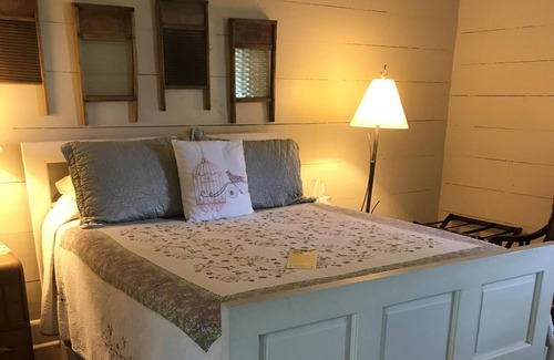 Historic Montford House | Rankin House Inn, Aunt Betsy's Room