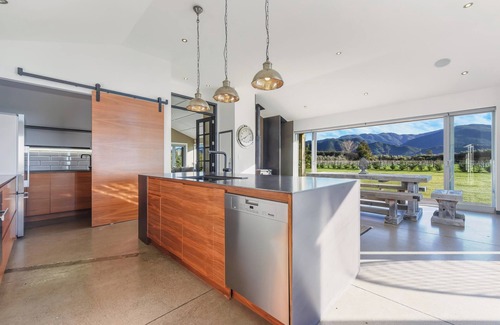 Renwick House | Rapaura Vineyard Escape - Blenheim Retreat