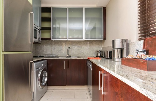 Sandown Apartment | Raphael Penthouse | Square and Mall and Pool Access