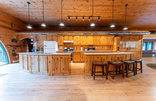 Rapid River House | Rapid River Lodge: Leaf Peeping and Waterfront Relaxation – Book Your Fall Stay!