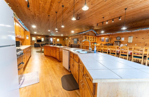 Rapid River House | Rapid River Lodge: Leaf Peeping and Waterfront Relaxation – Book Your Fall Stay!