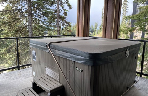 Silver Star Mountain Apartment | Rare 1 bedroom suite on The Ridge with private hot tub