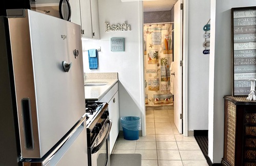 Diamond Head - Kapahulu - St. Louis Condo | Rare 1 Bedroom Condo in at the Heart of Waikiki 2 blocks from the beach