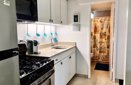 Diamond Head - Kapahulu - St. Louis Condo | Rare 1 Bedroom Condo in at the Heart of Waikiki 2 blocks from the beach