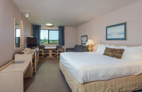 Warrenton Hotel | RARE FIND! COMFY UNIT FOR 3, SAUNA, POOL AND GYM