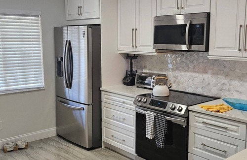 North Naples Condo | RARE Find!King Lux Suite,Pets,Golf,Pickleball, 2Pools, WiFi, Netflix, Fireplace