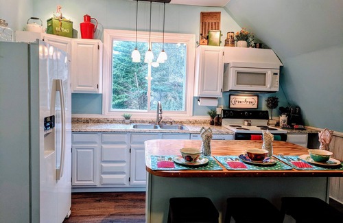 Flat Rock House | RARE FIND: Miniature Goats ♥, River, Hot Tub, & Barn House! The River's Call Inn