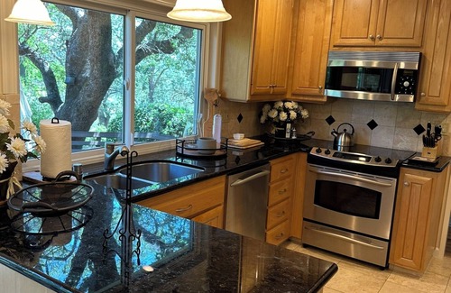 Folsom House | Rare Find! Yellow House Sanctuary on Hinkle Creek