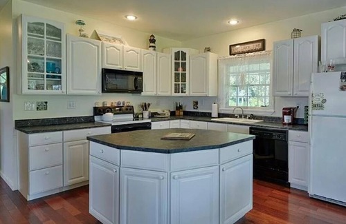 Frontenac Cottage | RARE OPPURTUNITY. COTTAGE on Round Island!