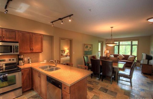 South Pandosy Apartment | Rare Three Bedroom at Playa #372