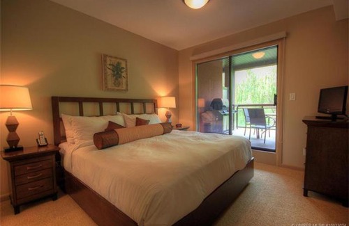South Pandosy Apartment | Rare Three Bedroom at Playa #372