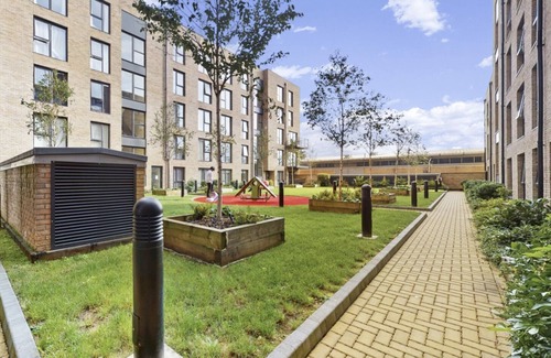 Cricklewood Apartment | RARELY AVAILABLE! 11 Minutes to KINGS CROSS! Bright & Spacious Apartment Zone 2