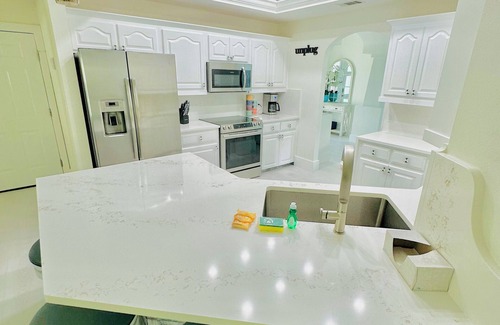 Avalon Beach Estates House | Ratiu Beach House White Sand luxury cottage 3 min to private beach 4brooms3bath