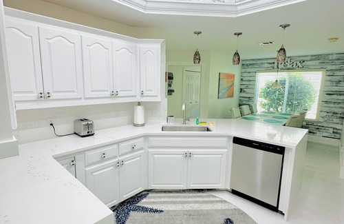 Avalon Beach Estates House | Ratiu Beach House White Sand luxury cottage 3 min to private beach 4brooms3bath