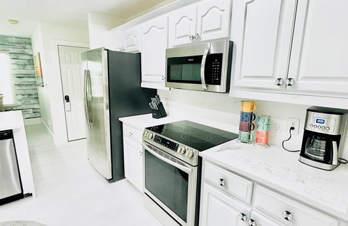 Avalon Beach Estates House | Ratiu Beach House White Sand luxury cottage 3 min to private beach 4brooms3bath