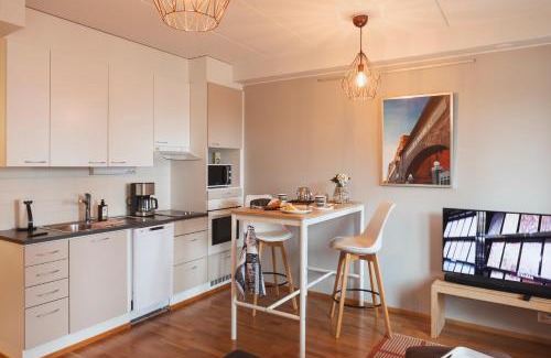 Tampere Apartment | Rauhallinen asunto, sauna ja iso parveke - raitiovaunureitin varrella