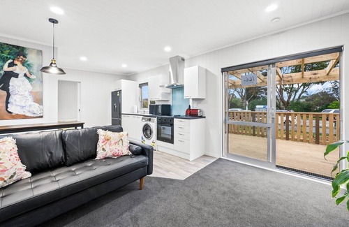 Raumati Beach House | Raumati Retreat - Raumati Beach Holiday Home
