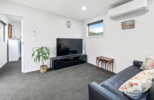 Raumati Beach House | Raumati Retreat - Raumati Beach Holiday Home