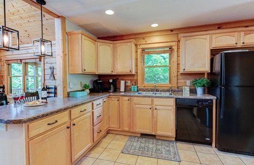 Wolf Laurel Cabin | Raven Cliff - Mountain Views/7 Person Hot Tub