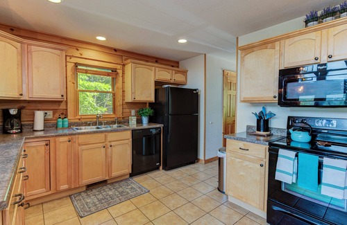 Wolf Laurel Cabin | Raven Cliff - Mountain Views/7 Person Hot Tub