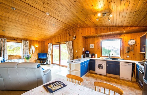 Crianlarich Ski Chalet | Raven Lodge with beautiful views of Loch Dochart