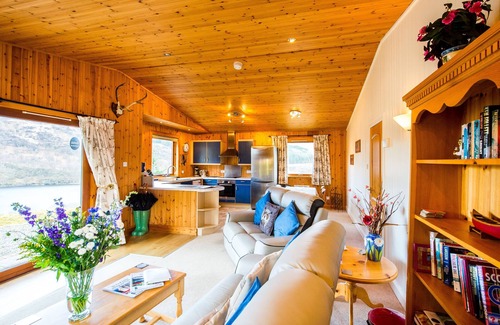 Crianlarich Ski Chalet | Raven Lodge with beautiful views of Loch Dochart