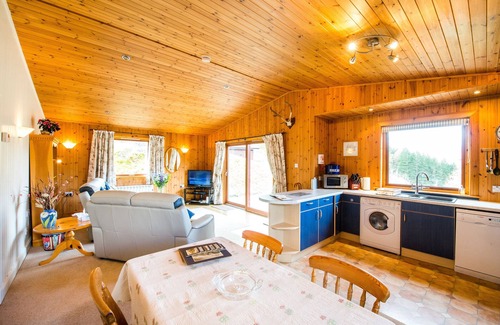 Crianlarich Ski Chalet | Raven Lodge with beautiful views of Loch Dochart