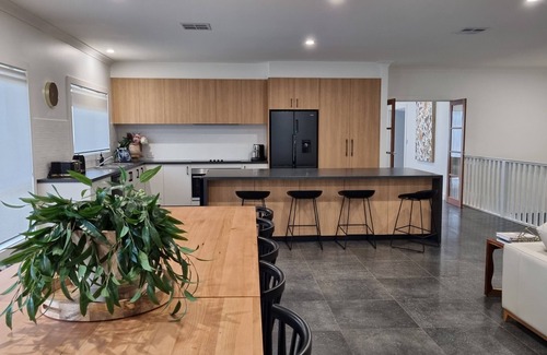 Kingscote House | Rawson's Kingscote-Absolute Luxury, Wifi, Billiards, Games Room, Beach Towels