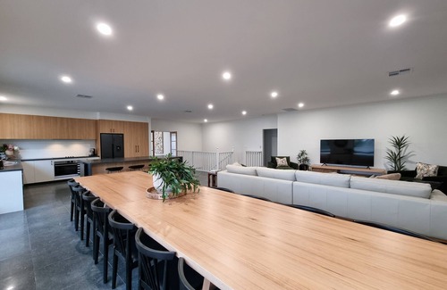 Kingscote House | Rawson's Kingscote-Absolute Luxury, Wifi, Billiards, Games Room, Beach Towels