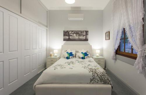 East Tamworth House | Rawson's Retreat - Five Bedroom Home - Walk CBD - Includes Breakfast