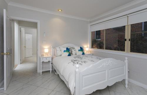 East Tamworth House | Rawson's Retreat - Five Bedroom Home - Walk CBD - Includes Breakfast