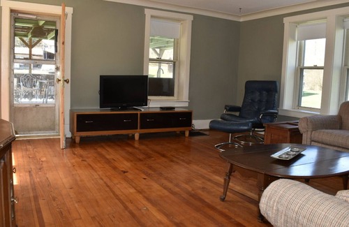 James Creek House | Raystown Farmhouse: Boat, Fish & Relax!