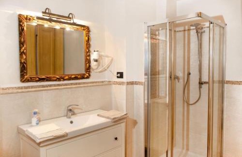Historic Centre Apartment | Re Umberto Suite