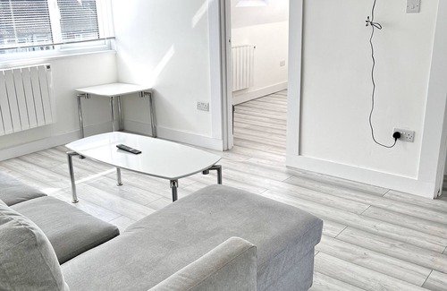 Luton Apartment | Reach for the sky with this apartment (2nd floor)