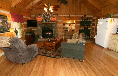 Gatlinburg - Pigeon Forge Cabin | Real Log Cabin. Pet Friendly, fenced yard! Only 5 Min to Pigeon Forge