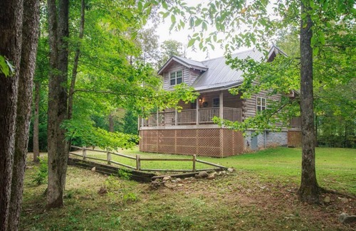 Cosby Cabin | REAL LOG CABIN - TROUT STREAM - 25 MIN TO GATLINBURG - 7 MIN TO NATIONAL PARK