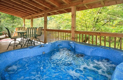 Cosby Cabin | REAL LOG CABIN - TROUT STREAM - 25 MIN TO GATLINBURG - 7 MIN TO NATIONAL PARK